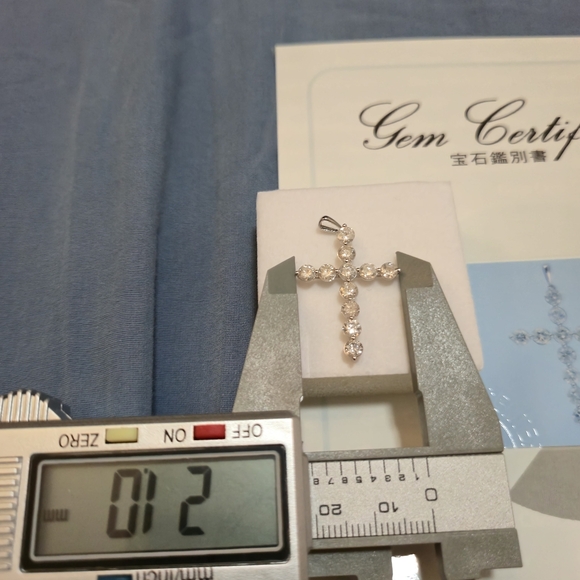 2 carat Diamond Cross Pendant in K18 Solid white gold - Picture 6 of 11